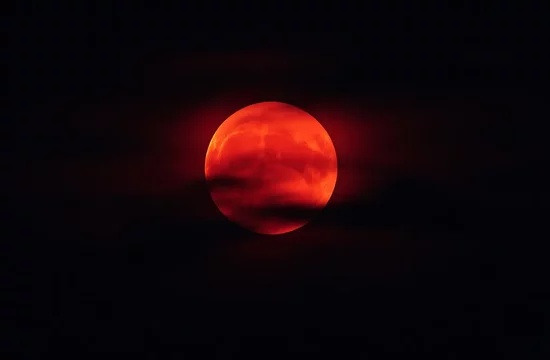 Лунное затмение над
