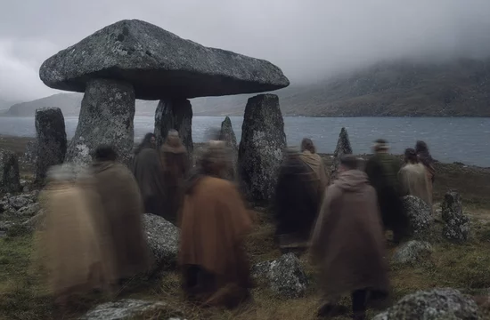 Кто лежит в