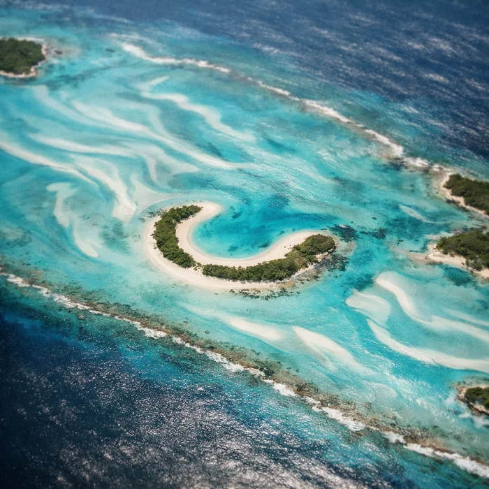 Подводное северное сияние: структура песчаных отмелей багамских островов на снимке с мкс