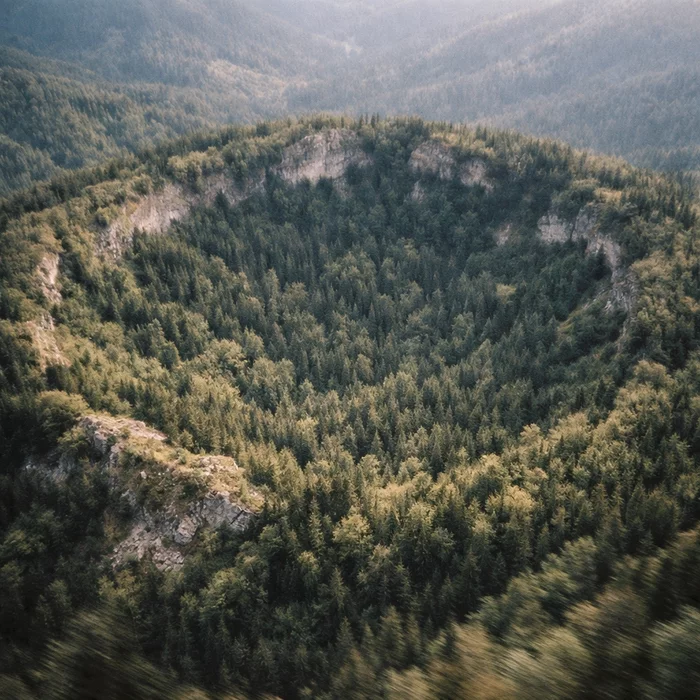 Почему самый молодой крупный кратер земли прятался в китайском лесу?