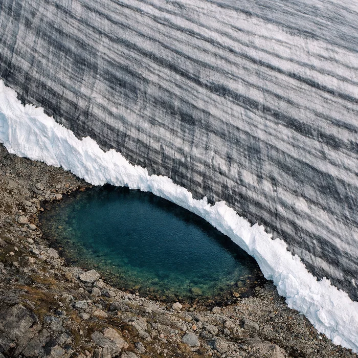 Где крошечное озеро упирается в древний лёд Канады