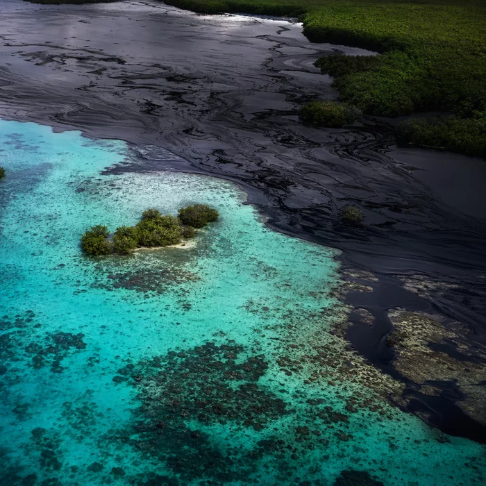 Персидский залив тонет в нефти: что военные удары делают с «иранскими Мальдивами»?